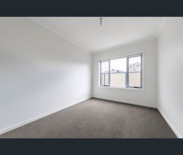 2/33 Kayla Way, Kurunjang, Vic 3337 - Photo 1