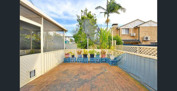 Full brick family sized townhouse with house like proportions - Photo 1
