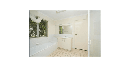 Family Haven in Beerwah's Heart - 3BR Home - Aircon - Photo 2