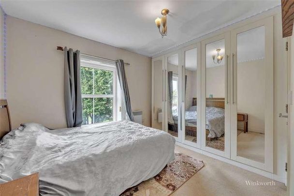 Compton Court, Crowder Close, North Finchley, London, N12 - Photo 1