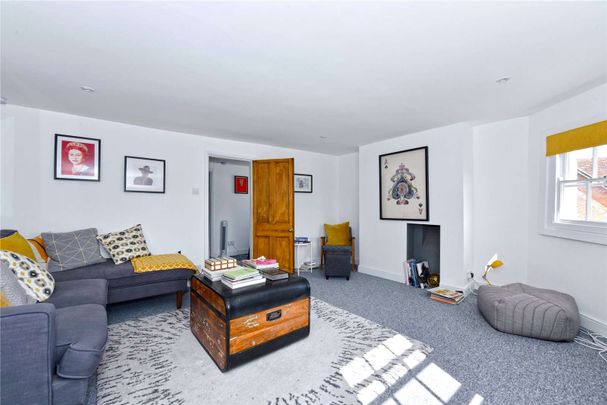 A spacious two bedroom apartment set over two floors and only 0.2 miles from the Marlow High Street - Photo 1