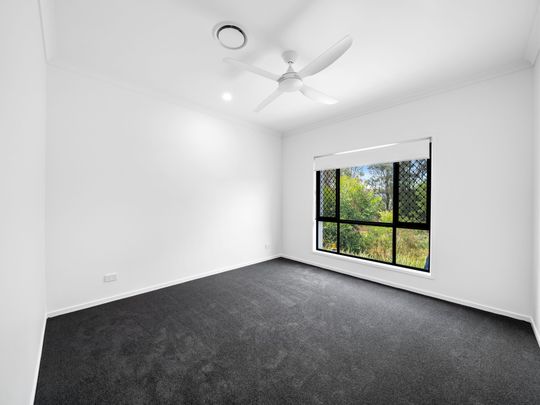 Luxury Lakeside Living - 5-Bedroom Executive Home in Murrumba Downs - Photo 1