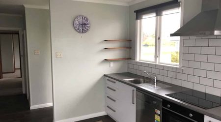 PAHIATUA - 3 BEDROOMS - Photo 2