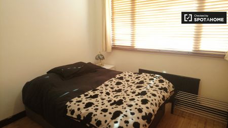 Double Bedroom for rent in 4-Bedroom House in Clontarf - Photo 4