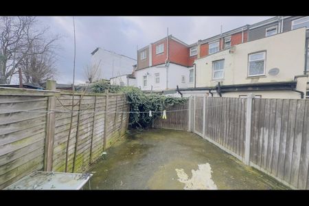 4 Bed Terraced House, Friars Road, E6 - Photo 4
