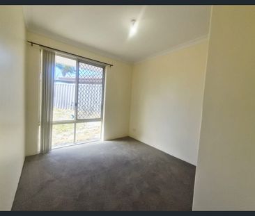 Freshly painted 3 bedroom home with new carpets available now - Photo 2