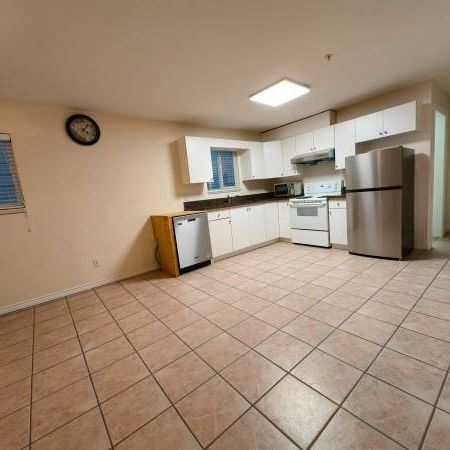 Vancouver East - Victoria vs E 46th 2 bdrms ground floor for rent - Photo 1