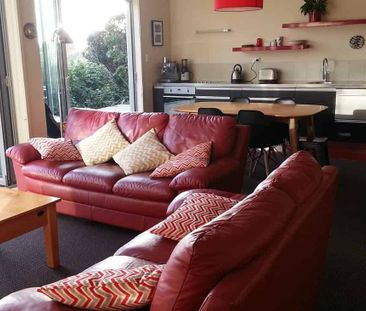 Modern, fully-furnished hideaway - Photo 4