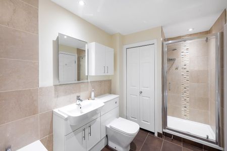 Selhurst Close, London, SW19 ground floor flat to rent - Photo 2