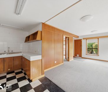 Well presented unit offering low maintenance living - Photo 3