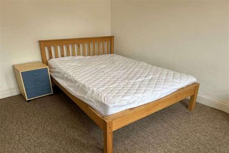 Bedroom Detached House In Winton, BH9 - Photo 4