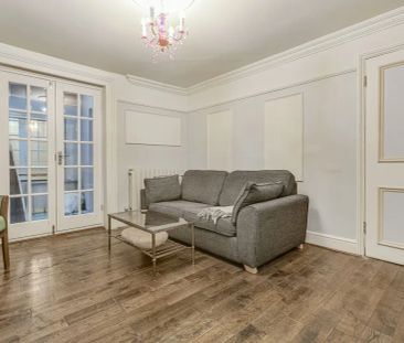 3 bedroom flat in London - Photo 1