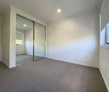 Sleek and Stylish - Photo 3