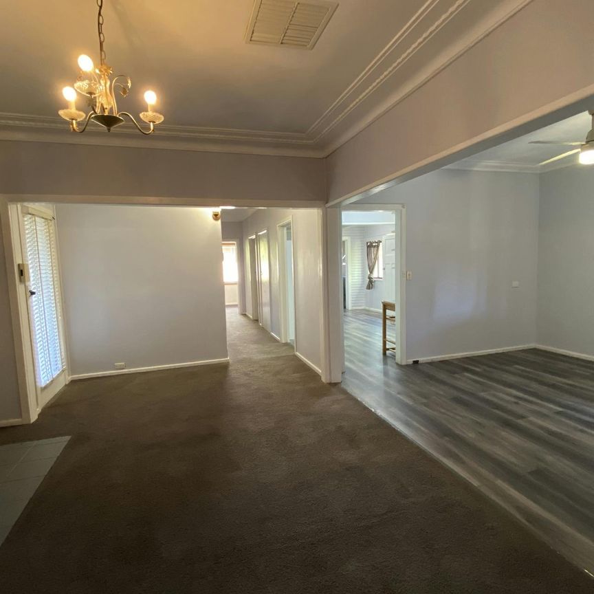 Comfortable Family Home! - Photo 1