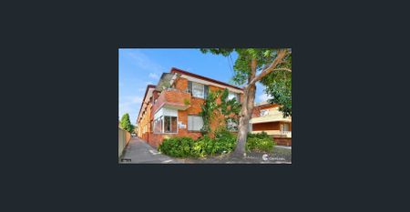 NEAT AND TIDY !!! - Photo 2