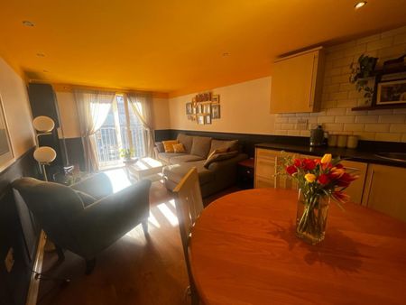 2 bedroom Flat To Let - Photo 2