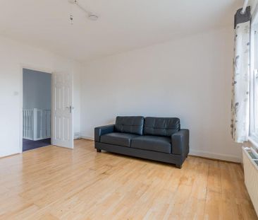 3 bedroom flat to rent - Photo 4