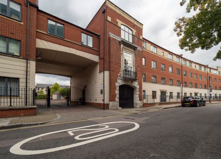 Top Floor Apartment for Rent in London, N7 - Photo 2