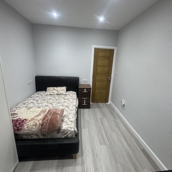 Room in a Shared House, Pinner Road, HA1 - Photo 1