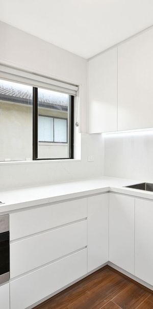 Tastefully Renovated 2 Bedroom Apartment In prime Location - Photo 1