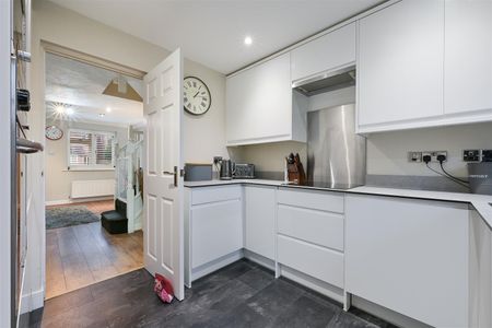 To Let 4 Bed House - Semi-Detached - Photo 3