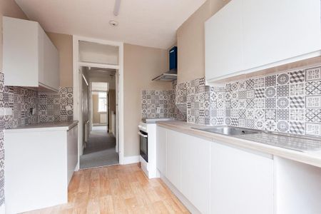 3 bedroom flat to rent - Photo 4