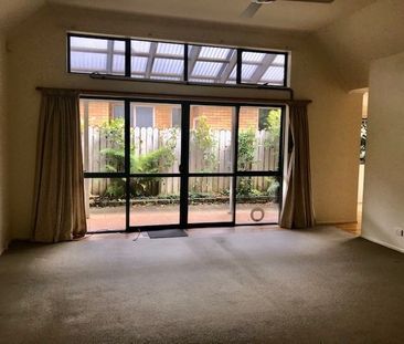 Sunny Ellerslie Home with Easy Motorway & Train Access - Photo 2