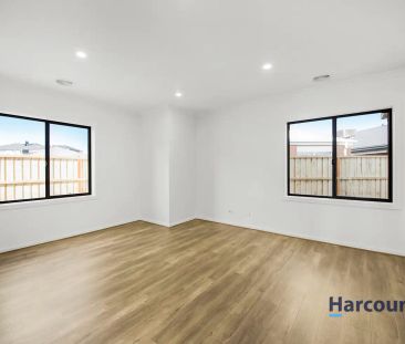 “5 Bedrooms Beautiful Family Home not to missed!!” - Photo 6