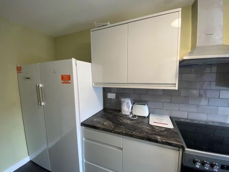 1 bedroom in a house share to rent - Photo 3