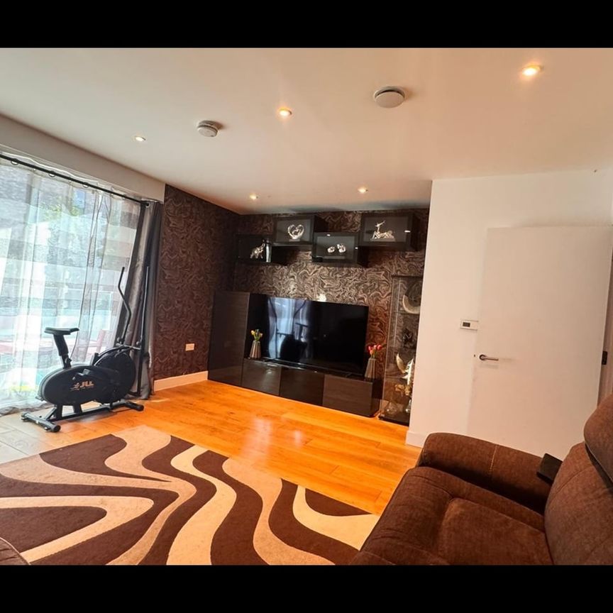 3 Bed Maisonette, Latimer Square, SE10 - Photo 1