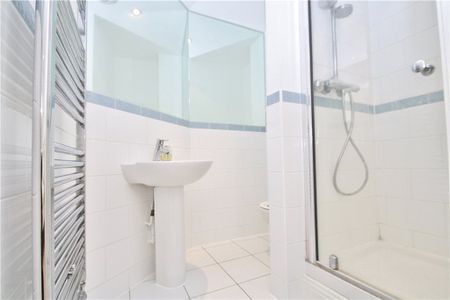 Thorpe Road, Staines-upon-Thames, Surrey, TW18 3HT - Photo 4