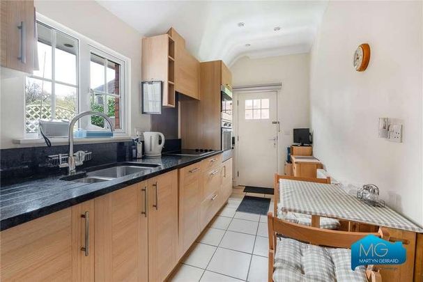 Chalet Estate, Hammers Lane, London, NW7 - Photo 1