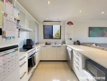 Elevated Split-Level Apartment with Mt Coot-tha Views - Photo 4