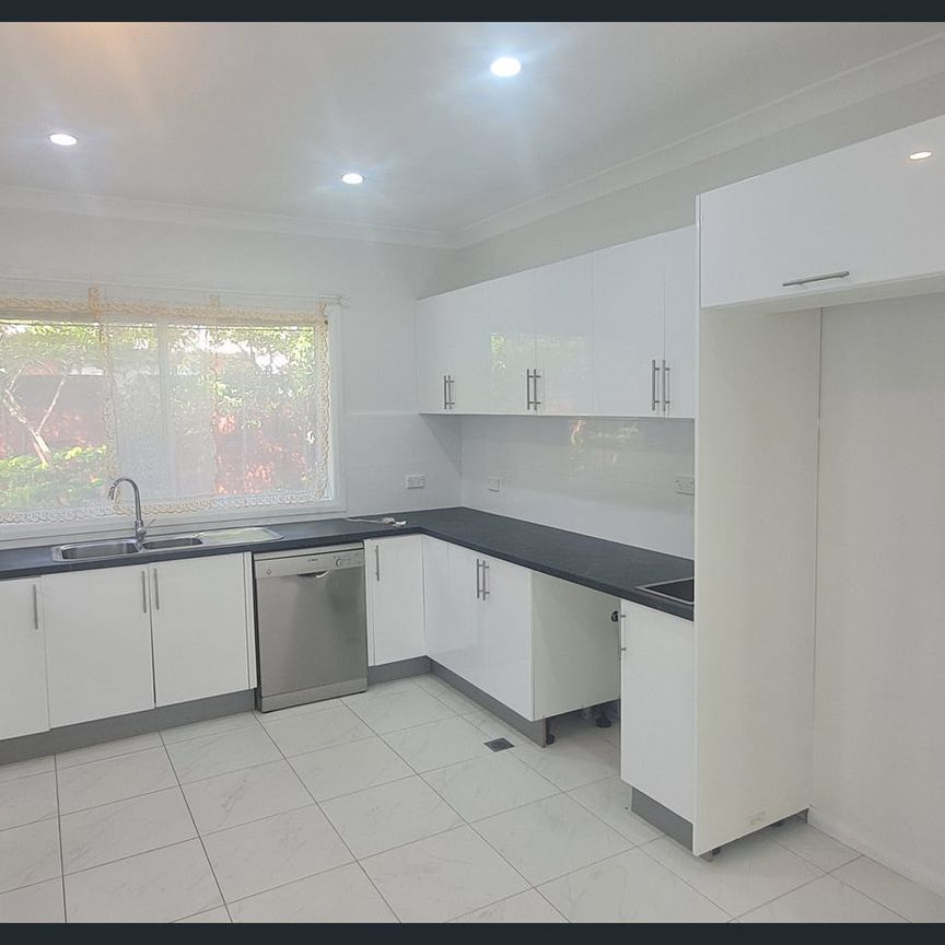 Charming granny flat in a quiet street, close to shops, cafes and transport. - Photo 1