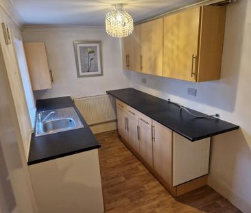 4 bedroom semi-detached house to rent - Photo 4