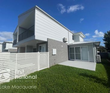 Modern 3-Bedroom Townhouse in Barnsley - Photo 2