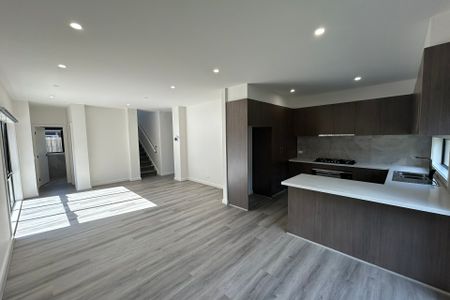 Massive Family Residence! Two Master Bedrooms & Double Living! - Photo 4