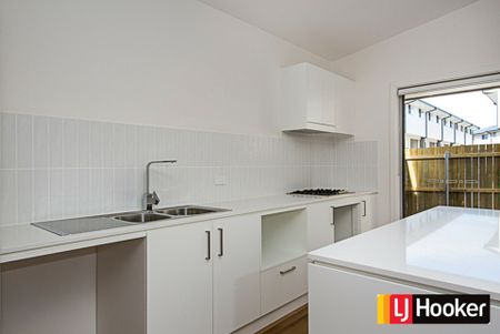 Stylish and Contemporary - Photo 5