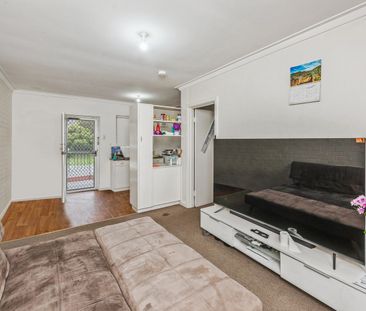 QUIET COMPLEX LIVING ! - Photo 2