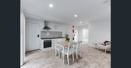 MODERN, FULLY FURNISHED, STUDIO APARTMENT - Photo 5