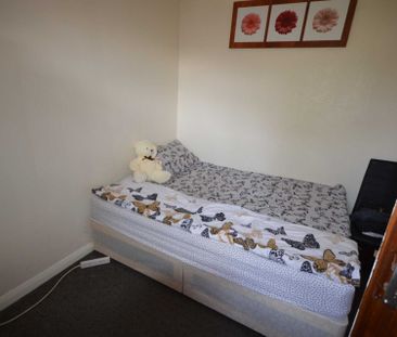 Grantham Garden, Marks Gate - Photo 1