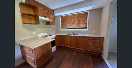 Charming 3 Bedroom Home! - Photo 2