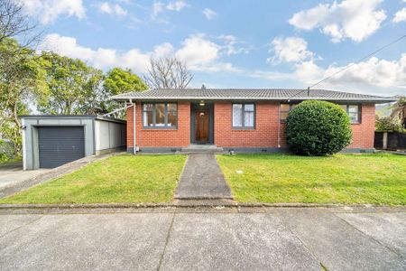 Charming 4BR Family Home in Maoribank - Photo 3