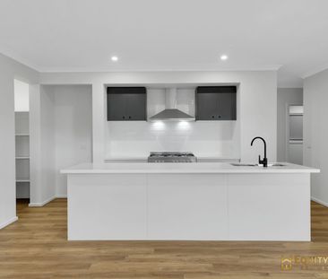 Spacious Family Home in Thornhill Park! - Photo 3