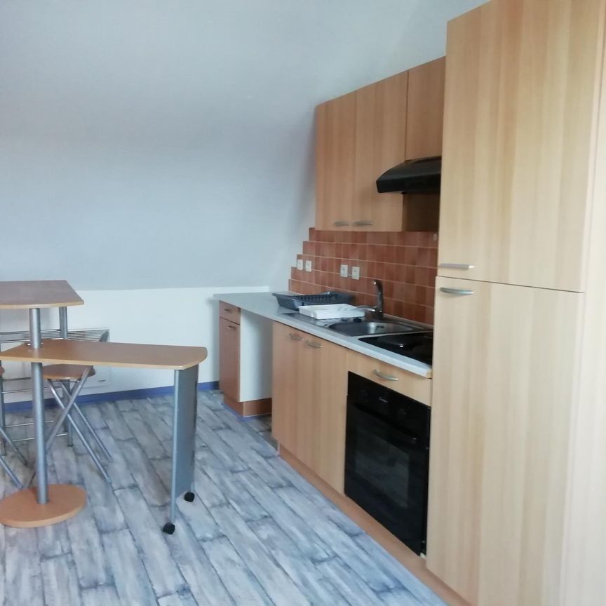 Appartement au 2ème étage sous combles, en plein centre du bourg. - Photo 1