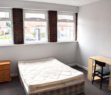 4 bedroom semi-detached house to rent - Photo 5