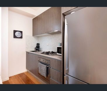 Unique and Quiet North Melbourne Abode - Photo 6