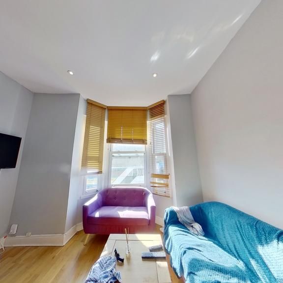 4 bedroom flat to rent - Photo 1