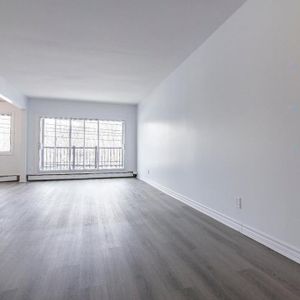 LIBRE ! 2x 4 1/2 Rénové Très Bien Situé - Photo 2