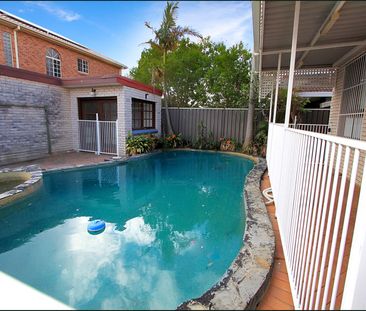 Lovely family home with a pool - Photo 3